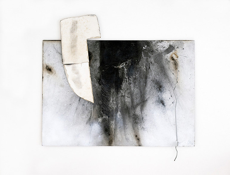 _Oxidationes temporis 1, 2026, tec. mista cart., smalti, fuoco, muffe, filo di ferro, graffite, 47 x 50 cm ca