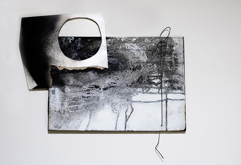 _Oxidationes temporis 2, 2026, tec. mista cart., smalti, fuoco, muffe, elastico, graffite, 39 x 44 cm ca.