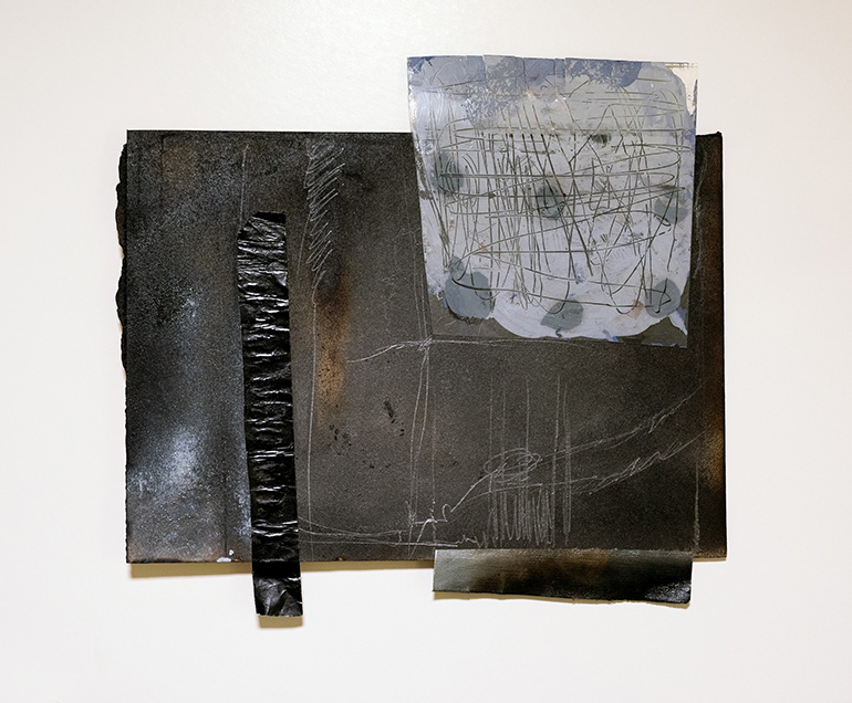 _Oxidationes temporis 4, 2026, tec. mista cartonlegno, fuoco, smalti, acetato e tela dipinti, graffite, 34 x 37 cm ca.