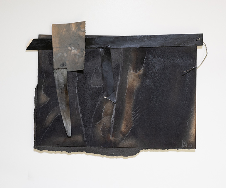 _Oxidationes temporis 5, 2026, tec. mista cartonlegno,cartavetro,fuoco,smalti,tela dipinti,graffite,elastico 31 x 41 cm ca.